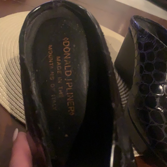 Donald J Pliner “Josey” mules. Black leather size 9.5 Wms.  Embossed stone look - Picture 3 of 6